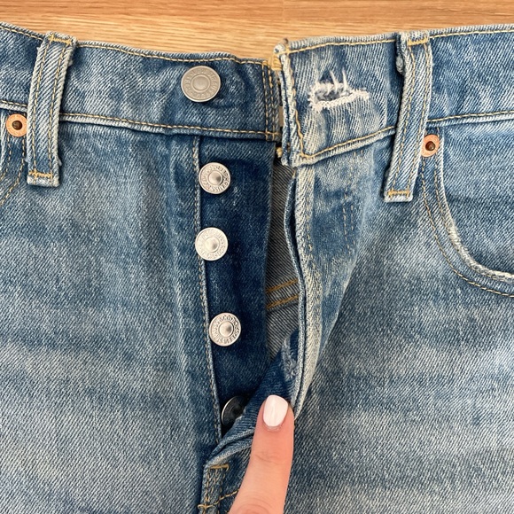 Levi’s Ribcage Shorts Medium Wash - Picture 4 of 4